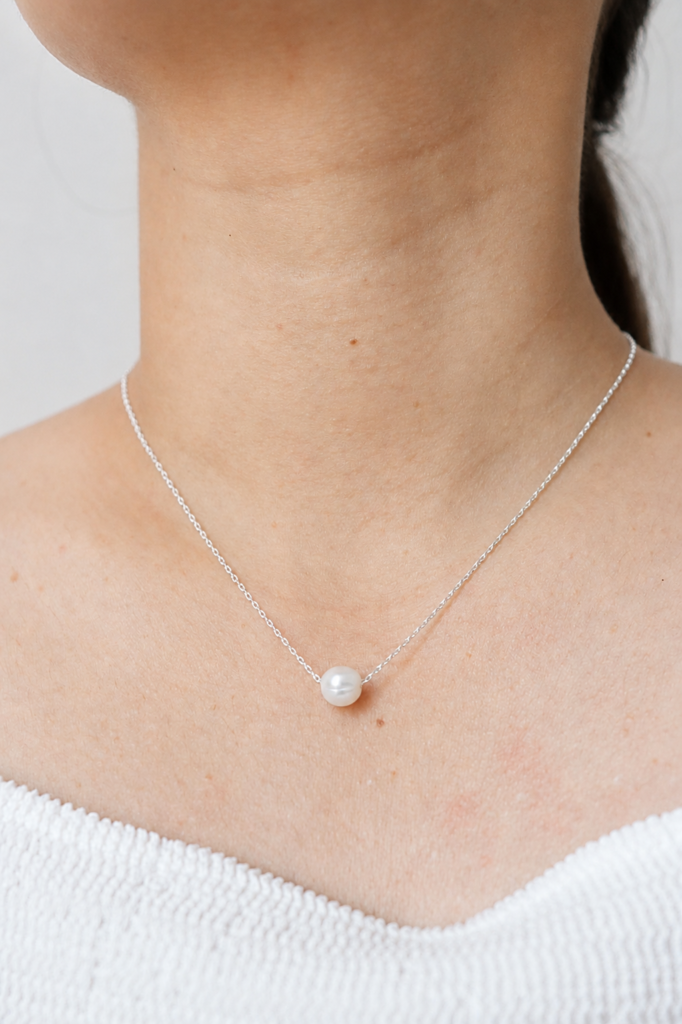 Single pearl pendant chain